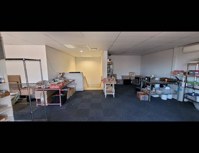 479M² WAREHOUSE TO LET IN STIKLAND INDUSTRIAL